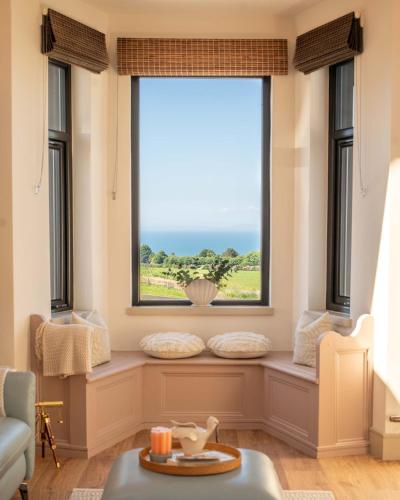 Zona de estar de Firth View 2 - Country Escape with Sea Views of Arran!