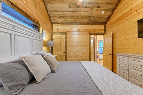 Ένα ή περισσότερα κρεβάτια σε δωμάτιο στο Low Rider Lodge - Backs to Pine Forest and ATV Trail Access from Driveway