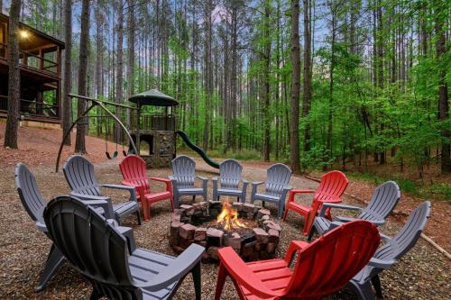 Φωτογραφία από το άλμπουμ του Low Rider Lodge - Backs to Pine Forest and ATV Trail Access from Driveway σε Broken Bow