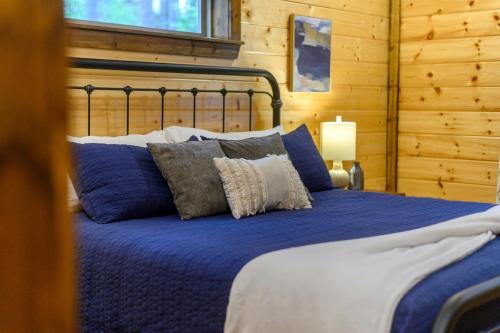 Ένα ή περισσότερα κρεβάτια σε δωμάτιο στο Low Rider Lodge - Backs to Pine Forest and ATV Trail Access from Driveway