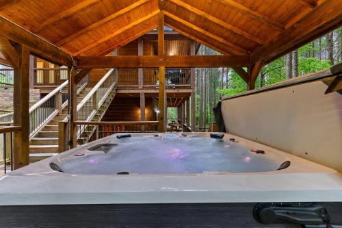 Φωτογραφία από το άλμπουμ του Low Rider Lodge - Backs to Pine Forest and ATV Trail Access from Driveway σε Broken Bow