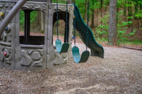 Ο χώρος παιχνιδιού για παιδιά στο Low Rider Lodge - Backs to Pine Forest and ATV Trail Access from Driveway