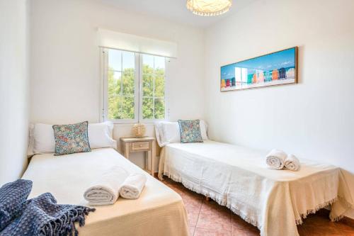 Giường trong phòng chung tại Villa Arenal by Villa Plus