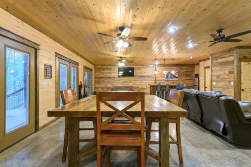 Φωτογραφία από το άλμπουμ του Low Rider Lodge - Backs to Pine Forest and ATV Trail Access from Driveway σε Broken Bow