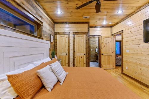 Ένα ή περισσότερα κρεβάτια σε δωμάτιο στο Low Rider Lodge - Backs to Pine Forest and ATV Trail Access from Driveway