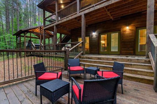 Μπαλκόνι ή βεράντα στο Low Rider Lodge - Backs to Pine Forest and ATV Trail Access from Driveway