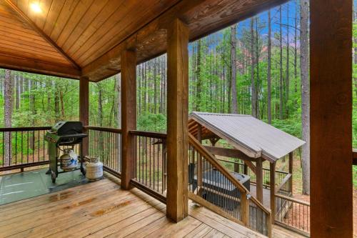 Μπαλκόνι ή βεράντα στο Low Rider Lodge - Backs to Pine Forest and ATV Trail Access from Driveway