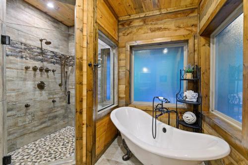 Ένα μπάνιο στο Low Rider Lodge - Backs to Pine Forest and ATV Trail Access from Driveway