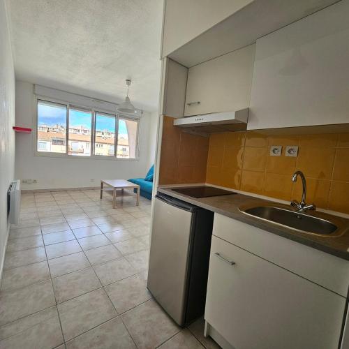 une cuisine avec un évier et un plan de travail dans l'établissement Beau studio cœur de ville, à Perpignan
