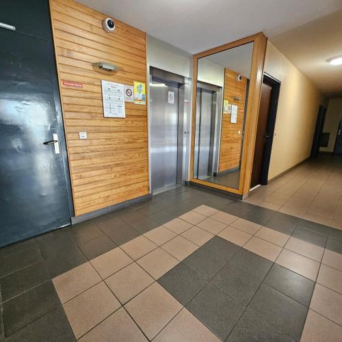 un hall vide avec une porte et un couloir dans l'établissement Beau studio cœur de ville, à Perpignan