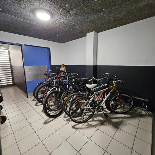 un tas de vélos garés dans une pièce dans l'établissement Beau studio cœur de ville, à Perpignan