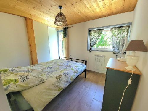 Postel nebo postele na pokoji v ubytování Gite avec piscine et terrain