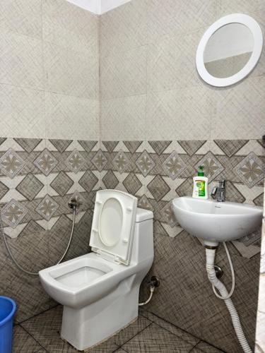 マディケーリにあるSrishti Homestayのバスルーム(トイレ、洗面台付)