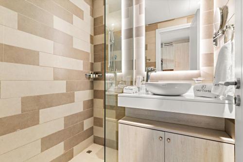 un baño con lavabo y espejo en FIRST CLASS Studio Palm Paradise, en Dubái