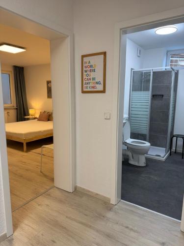 a room with a bathroom with a toilet and a bed at Waldnähe & Altstadtflair Souterrain mit Terrasse in Rinteln