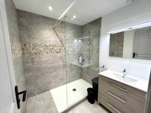 une salle de bain avec douche et lavabo dans l'établissement 2 Minutes du Centre Historique - T3 en RDC, à Avignon