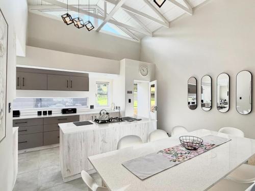 Η κουζίνα ή μικρή κουζίνα στο Villa Nova Clarens