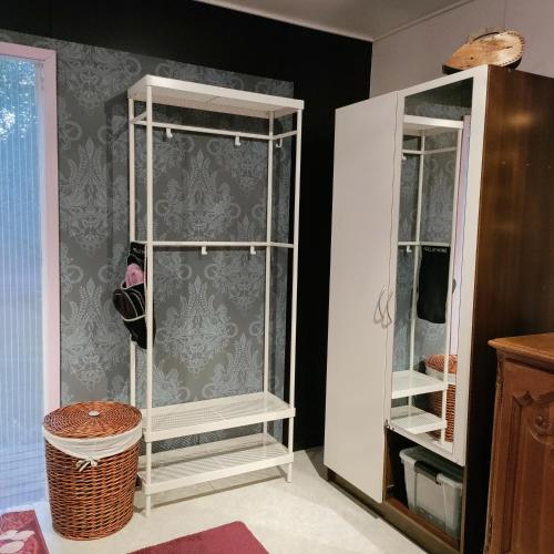 a room with a closet with white shelving at Piha-aitta taajamassa in Parikkala
