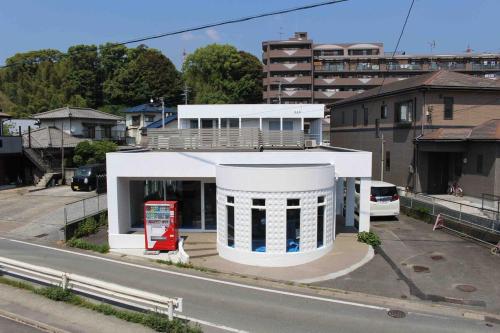 a white building with an american flag painted on it at Airport Terrace 1棟2階建貸切ヴィラ大型バルコニー サウナ 駐車場 ペット 屋内BBQ in Fukuoka