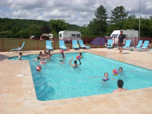 un groupe d'enfants jouant dans une piscine dans l'établissement Chalet Marin et son spa privatif, à Jaulny