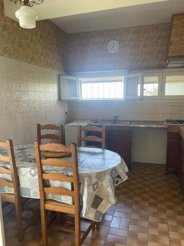 une cuisine avec une table et des chaises et une cuisine avec un comptoir dans l'établissement Appartement calme - Proche Toulouse, à Ramonville-Saint-Agne