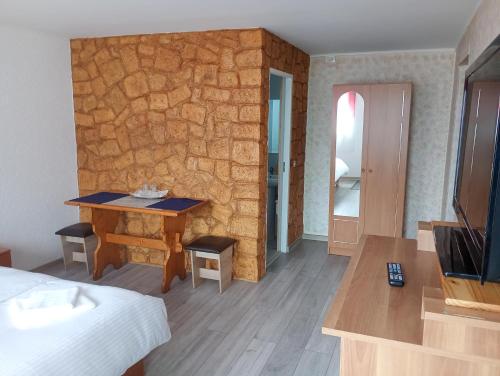 una camera d'albergo con letto e parete in pietra di Casa Tamara a Turda