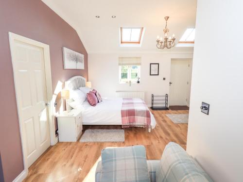 Ένα ή περισσότερα κρεβάτια σε δωμάτιο στο The Garden Suite at Fiddler Hall Barn