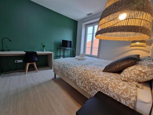 une chambre avec un lit et une grande fenêtre dans l'établissement Vercingetorix 6 #Confort, à Aubière