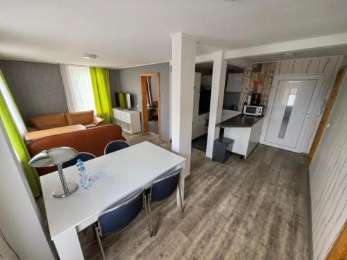 Η κουζίνα ή μικρή κουζίνα στο Monteur & Geschäftsreisen Wohnung bis 3 Personen CS11