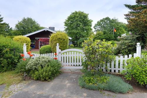 Taman di luar Ferienhaus Rita in Falkenburg