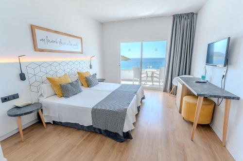Postel nebo postele na pokoji v ubytování Flamboyan Caribe Hotel & Spa