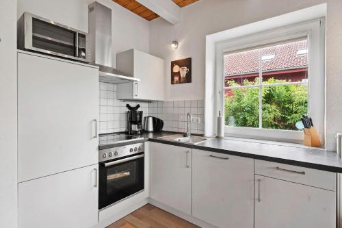 Una cocina o cocineta en Kleiner Leuchtturm-Backbord