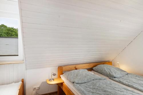 Una cama o camas en una habitación de Kleiner Leuchtturm-Backbord