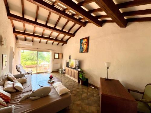 un salon avec un canapé et une table dans l'établissement Mas provençal vue mer à 5 min de la plage, à Sanary-sur-Mer