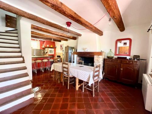 une salle à manger avec une table et une cuisine dans l'établissement Mas provençal vue mer à 5 min de la plage, à Sanary-sur-Mer