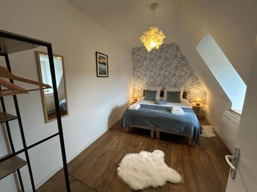 a small bedroom with a bed and a staircase at Gîte 8 pers avec jacuzzi et jardin Aurillac in Arpajon-sur-Cère