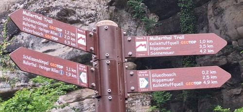 a pole with several brown signs on a mountain at Ferienhaus für max6Gäste 2Kids 4Erwn in Haller