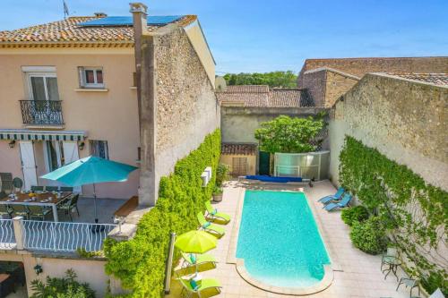 une piscine extérieure à côté d'un immeuble dans l'établissement Villa de la Cloche by Villa Plus, à Pouzolles