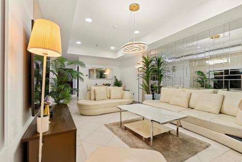 Luxury 2BR with City Skyline Views Steps to JBR Beach & Marina Mall