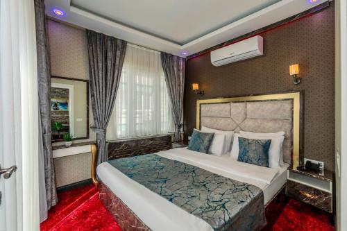 Ένα ή περισσότερα κρεβάτια σε δωμάτιο στο Sisli Form Hotel