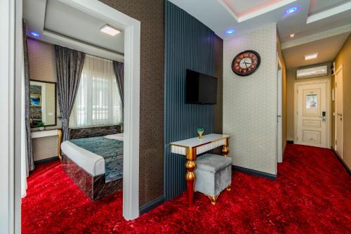 Ένα ή περισσότερα κρεβάτια σε δωμάτιο στο Sisli Form Hotel