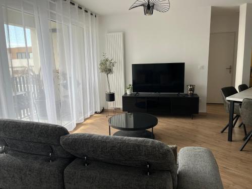 Μια τηλεόραση ή/και κέντρο ψυχαγωγίας στο Appartement moderne avec deux chambres et parking