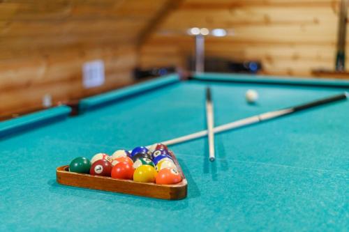 Meja biliard di Wide Glide Lodge - In-home Movie Room, Hot Tub and Large 1-acre property with Playset