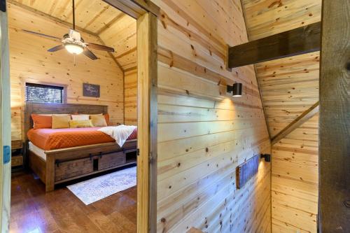 Katil atau katil-katil dalam bilik di Wide Glide Lodge - In-home Movie Room, Hot Tub and Large 1-acre property with Playset