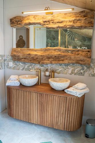 une salle de bain avec deux lavabos et un miroir dans l'établissement Loft & Spa Scandinave Romantique, King Size, TV 65, à Narbonne