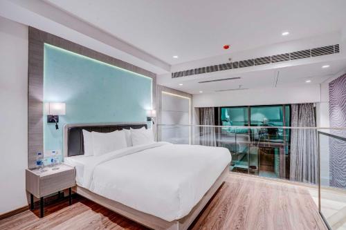 Ένα ή περισσότερα κρεβάτια σε δωμάτιο στο Luxurious Residences by Sunday at M3M Broadway Sec 71