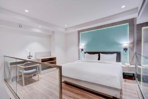 Ένα ή περισσότερα κρεβάτια σε δωμάτιο στο Luxurious Residences by Sunday at M3M Broadway Sec 71