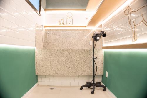 eine Duschkabine mit einer Kamera in einem Badezimmer in der Unterkunft Studio 25 andar a 350m da Beira Mar com Rooftop in Fortaleza