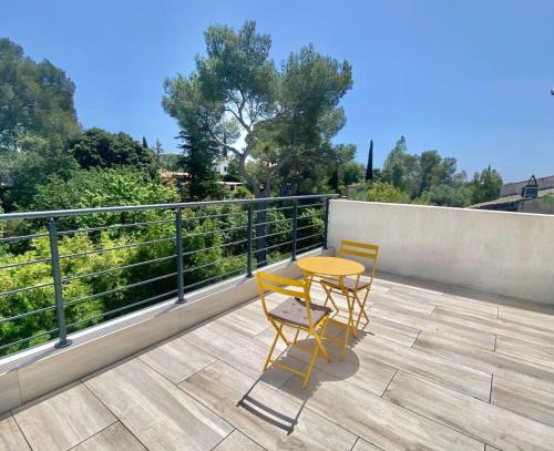deux chaises et une table sur un balcon dans l'établissement House 6p with private pool in Fréjus, à Fréjus