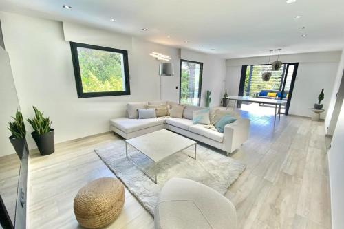 un salon avec un canapé et une table dans l'établissement House 6p with private pool in Fréjus, à Fréjus